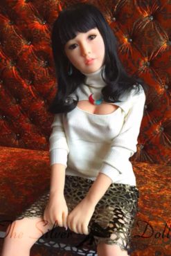 Lyla Brune sur Divan