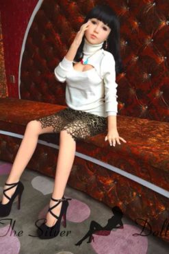 Lyla Brune sur Divan