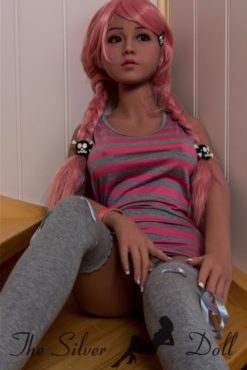 Lyla Bronzée aux Cheveux Roses