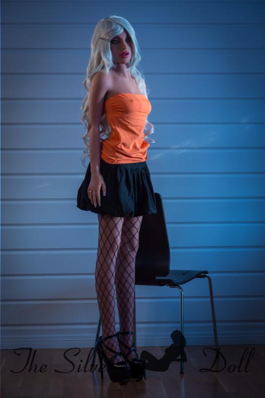 Maria lifts up her skirt