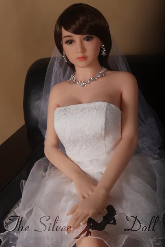 Xiaoyu in wedding dress