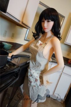 Nikita fait la cuisine