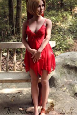 Charlotte en robe rouge