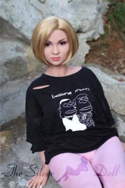 Charlotte se repose pendant sa randonnée