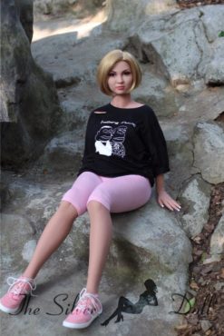 Charlotte se repose pendant sa randonnée