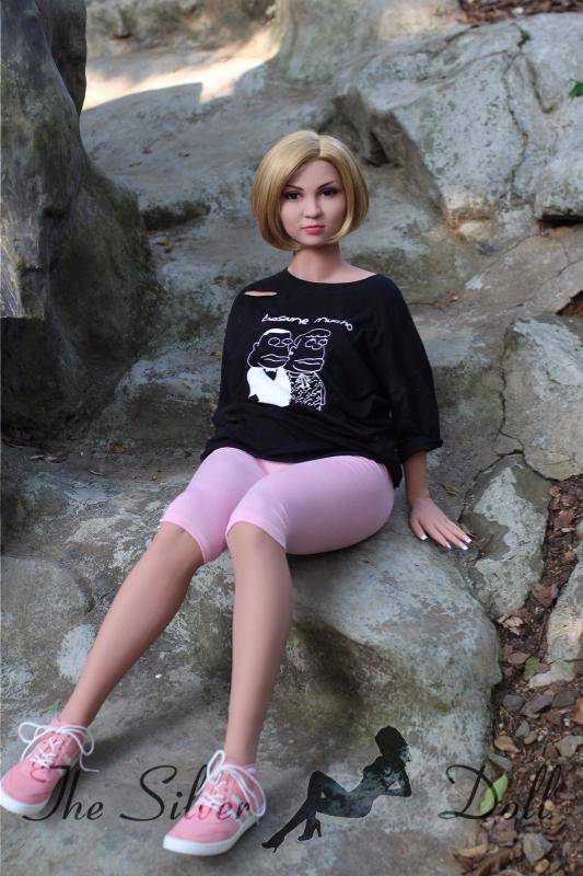 Charlotte riposa durante la sua escursione