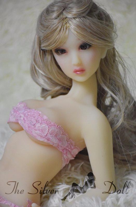 Noemi en petite tenue rose