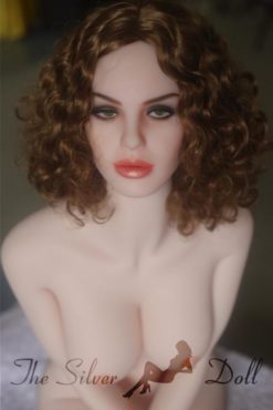 Kirsten avec cheveux frisés