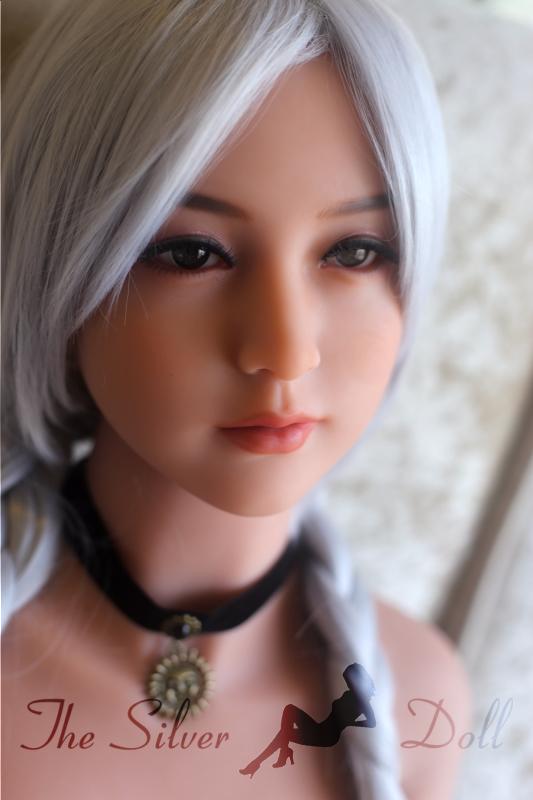 Xiaoyu with silver blonde hair