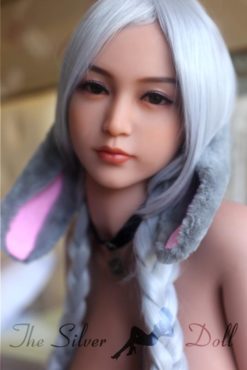 Xiaoyu with silver blonde hair