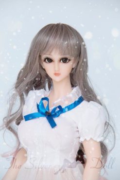 Ruby en robe blanche et bleue