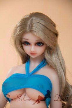 Mila blonde en mini top bleu