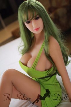 Kui en vestido verde