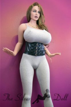 Clemence en uniforme gris