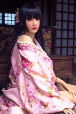 Pippa giapponese nuda sotto il kimono