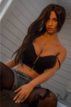 Lisa se déshabille sur son lit