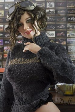 Thelma en pull de laine noir