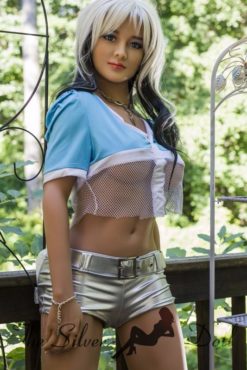 Louise con una camiseta azul