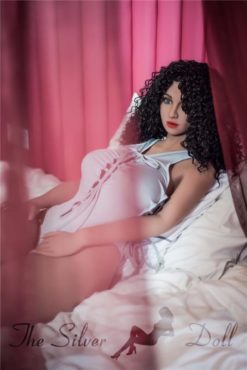 Lora con el pelo negro rizado