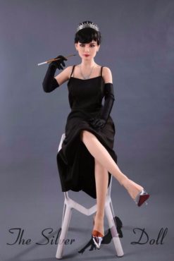 Lucy en vestido negro