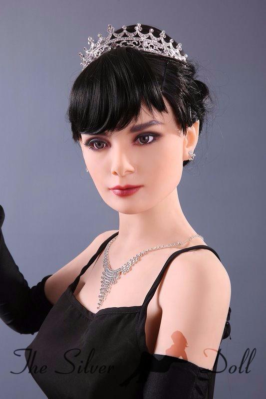 Lucy en vestido negro