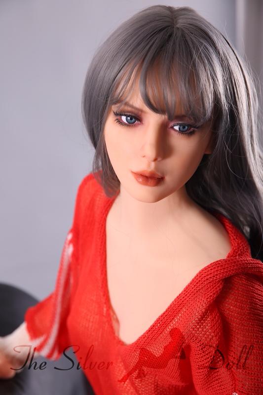 Bella avec les cheveux gris