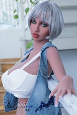 July con i capelli bianchi