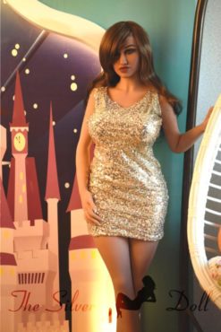 Sabrina en robe à paillettes