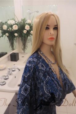 Jodie en robe de chambre bleue