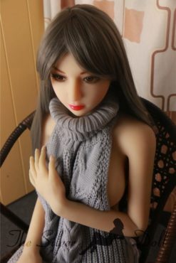 Nishi in abito di lana