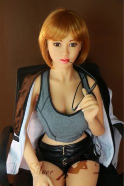 Atsuko in hotpants di pelle