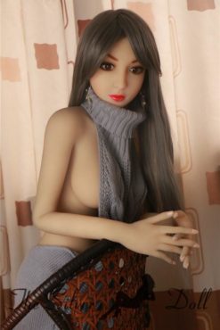 Nishi in abito di lana