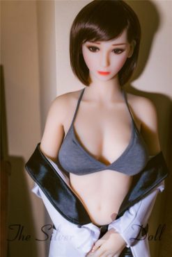 Naomi en mini short noir