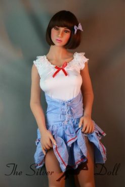 Millie avec les cheveux châtain courts