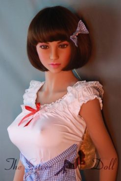 Millie avec les cheveux châtain courts