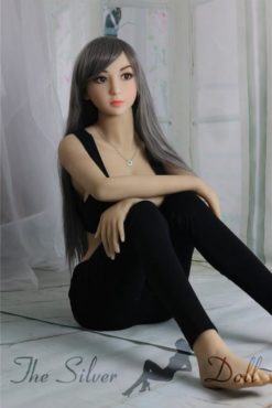 Nishi en pantalones negros