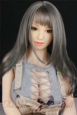 Kin con su oso de peluche