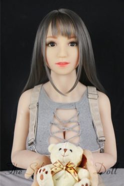 Kin con su oso de peluche