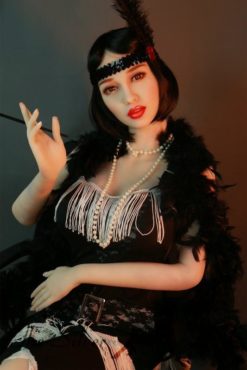 Tomiko en vestido negro