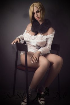 Delphine sur sa chaise