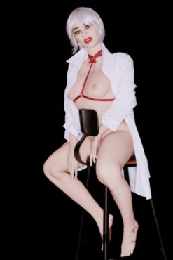 Myra en camisa blanca