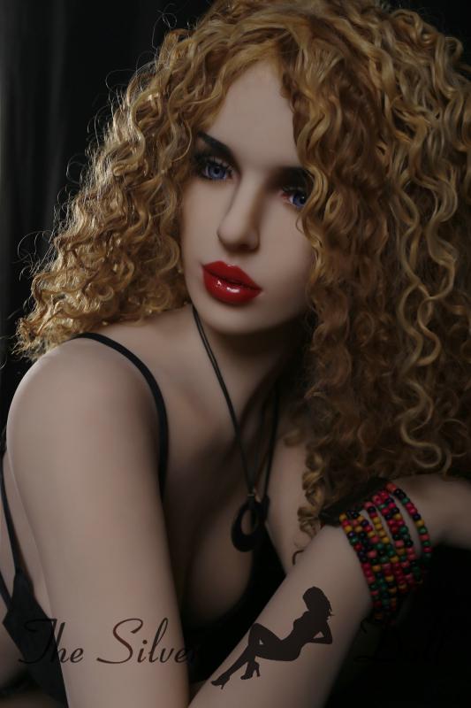 Vivi with curly hair