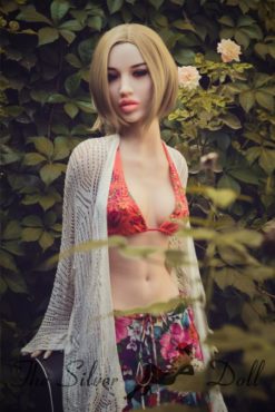 Lucia dans son jardin