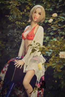 Lucia dans son jardin