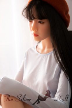 Reiko en su sala de estar