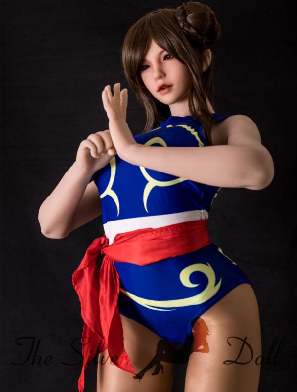 Lorena in Chun-Li cosplay