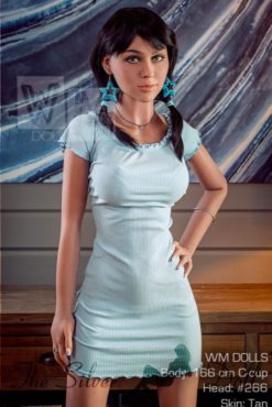 Cecily en robe bleue