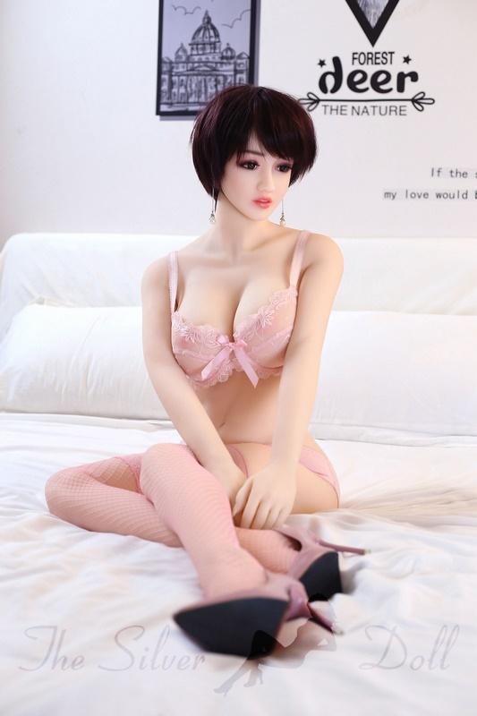 Asia en lencería rosa