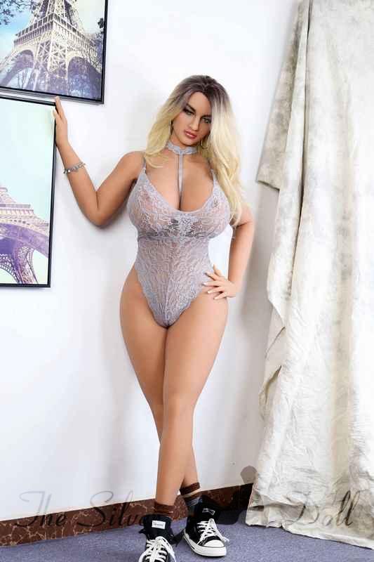 Chyanne en leotardo de encaje