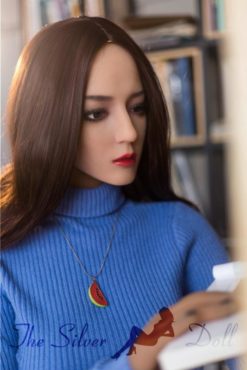 Annabel en pull bleu